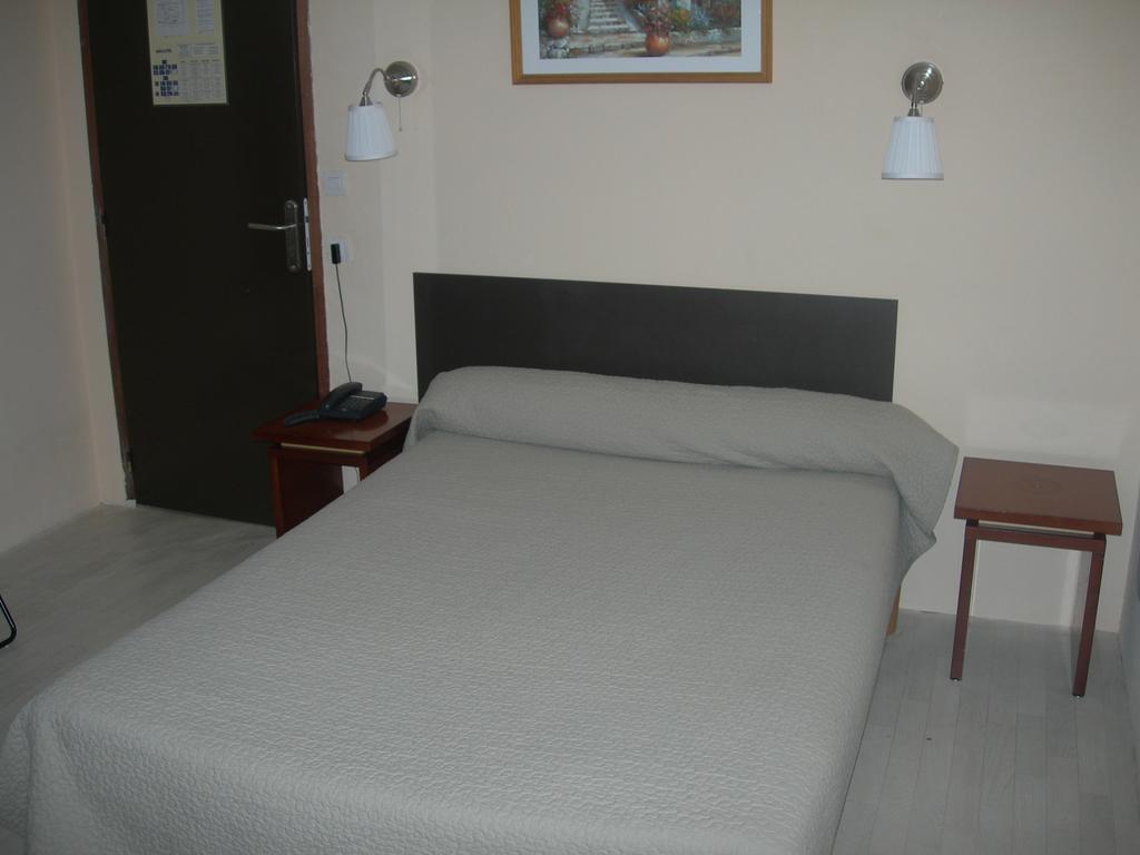 Hotel Les Acanthes Remoulins Room photo