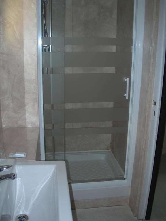 Hotel Les Acanthes Remoulins Room photo