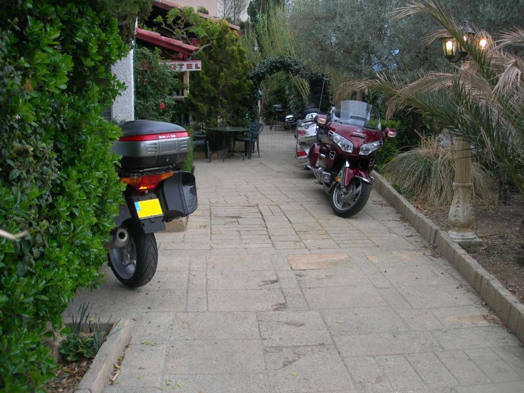 Hotel Les Acanthes Remoulins Exterior photo