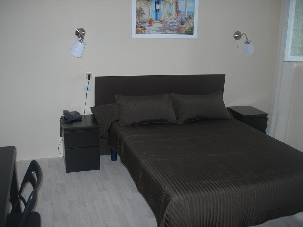 Hotel Les Acanthes Remoulins Room photo